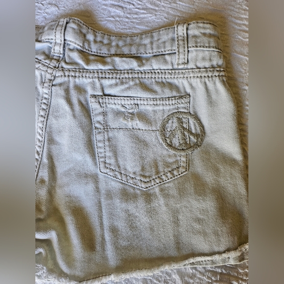 Womens Mudd Light Grey Jean Shorts Size 9 Peace Sign - Picture 5 of 12